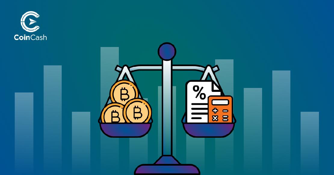 Egy mérleg az egyik nyelvében BTC érmékkel, a másikban adóbevallás tervezet lappal